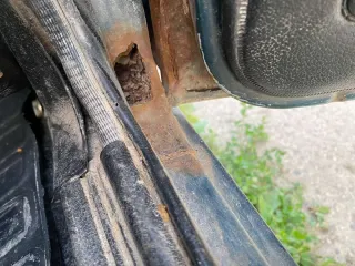 Легковой автомобиль ВАЗ 2107, 1996 г.в. Марка: ВАЗ, модель: 2107, год изготовления: 1996, цвет: зеленый, VIN: XTA210700V1024079, г/н: К184АН40. Особенности тех. состояния: коррозии по всей поверхности кузова, сквозная коррозия на порогах