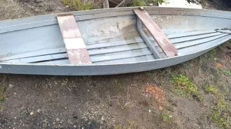 Лодка кустарного производства выполнена из дерева, обшита листами железа, по днищу лодки проложены три доски, есть поперечные доски как сидинье, на корпусе лодки частично осталась краска серого цвета, рабочее состояние не проверялось, реализация в качестве годных остатков (Уведомление №2632 К от…