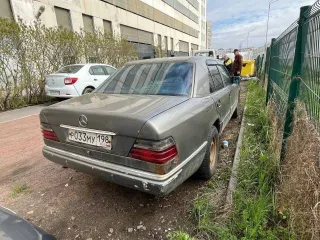 Mercedes 230E 1990 года выпуска, цвет серый, VIN: WDB1240231B182077