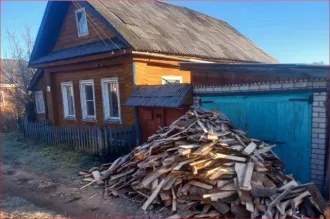 Дом 49,8 кв.м и земельный участок 943 кв.м в Кировской обл. Дом, площадью: 49,8кв.м., с кадастровым номером: 43:31:310096:22, расположенный на земельном участке, площадью: 943кв.м., с кадастровым номером: 43:31:310096:15. Адрес: Российская Федерация, Кировская область, р-н. Советский, г. Советск…