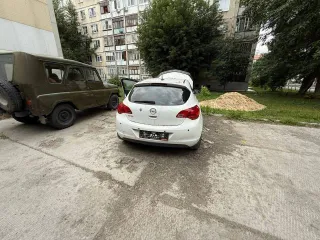 Opel Astra 2012 года, 115 л.с., пробег 300000 км, АКПП. VIN: XUFPD6DD6C3072737. Автомобиль находится в Тюмени по адресу: ул. 30 лет Победы, 96 (во дворе). ТС не на ходу. Вин-номер на кузове не читается. Имеются запреты регистрационных действий.