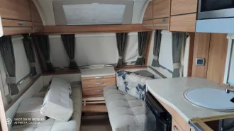 Swift Challenger 584 2015, прицеп-дача, белый, госномер АМ60975, VIN: SGDST3ESWF0783763. Полностью оборудован бытовой техникой и мебелью. Значительных повреждений корпуса нет. Внешние повреждения: передний правый и левый габарит, задний временный габаритный огонь, повреждены ручка и замок входной…