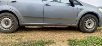 Fiat Punto 2007 года, 77 л.с., пробег 175 000 км, АКПП. Приехала своим ходом. Не работает кондиционер, задние двери открываются только изнутри, ошибка по подушкам, очаги коррозии по кузову. Более подробное техническое состояние выясняйте самостоятельно в ходе осмотра.