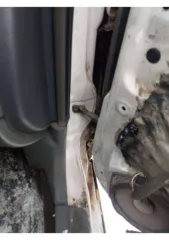 Mitsubishi Chariot Grandis 1990 года выпуска, 145 л.с., пробег 234000 км, АКПП. Цвет белый, регистрационный знак К531ЕК122, VIN отсутствует, номер кузова NB4W0007986. Авто не на ходу. По кузову: капот мятый, лобовое стекло разбито, на крыше вмятина от капота, капот оторван у крыши, передние крылья…