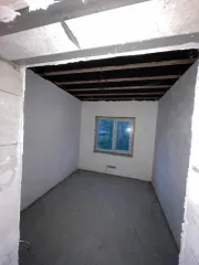 Жилой дом 126.5 м² и участок 1000 м² в Надеждинском районе по адресу: Приморский край, п. Соловей Ключ, ул. Волгоградская, 15. Земельный участок забором не огорожен, кроме дома на участке ничего нет. Жилой дом в недостроенном состоянии, возведены стены, крыша, установлены стеклопакеты, проложен…