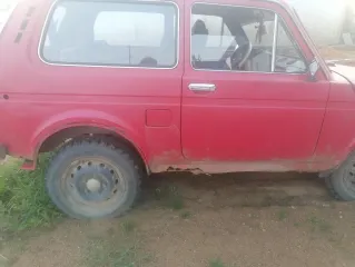 ВАЗ 2121 1990 года выпуска, госномер О288ВС11. Техническое состояние: удовлетворительное; массово механические и коррозийные повреждения, вплоть до сквозной коррозии. Цена: 189000 рублей.