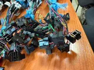 Годные остатки изделий: крышка-заглушка для фары автомобиля из резины черного цвета 80 штук, патрон для лампочки 41 штука, заглушки из резины черного цвета 122 штуки, элемент крепления из пластмассы белого цвета 40 штук, патрон для лампочки из пластмассы серого цвета 40 штук, элемент крепления из…