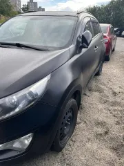 KIA SLS, 2012 автомобиль марки «KIA SLS» (SPORTAGE, SL, SLS), государственный регистрационный знак Р515КС51, 2012 года выпуска. VIN: XWEPC811AC0005566. Ключ зажигания, СТС, ПТС отсутствуют. Трещина на лобовом стекле с левой стороны. Лакокрасочное покрытие (ЛКП) имеет все признаки окрашивания ТС…