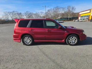 Subaru Forester 2002 года, 220 л.с., пробег 258322 км, полный привод, АКПП. Кузов SG5002107. Недостатки: автомобиль участвовал в ДТП, повреждены правая передняя фара, передний бампер, планка под передней правой фарой, решетка радиатора, возможны скрытые повреждения.