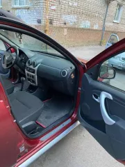 Renault Sandero Stepway 2011 года, красный цвет. Пробег 115035 км, АКПП. Мощность 103 л.с. (76 кВт), бензиновый двигатель 1.6 л (1598 куб. см), модель двигателя К4МС697, номер D011009. Экологический класс 4. VIN: X7LBSRBYNBH456858, ПТС 77НК 672270. Разрешенная максимальная масса 1615 кг, масса без…