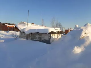 База ГСМ, кадастровый номер: 86:07:0000000:889, площадь застройки 822 кв.м., адрес: ХМАО-Югра, Октябрьский р-н, пгт Андра, мкр-н Спортивный, строен.9а. Сооружение состоит из территории хранения нефтепродуктов, включающей емкости 2000л (2шт.), 400л (1шт.), 200л (1шт.), сторожку (1шт.), а также АЗС…