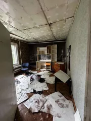 Жилой дом площадью 99,5 кв. м с кадастровым номером 86:13:0101006:356 и земельный участок общей площадью 730 +/- 9,46 кв. м с кадастровым номером 86:13:0101006:85. Адрес: Ханты-Мансийский автономный округ - Югра, городской округ Нягань, город Нягань, улица Комарова, дом 37А.