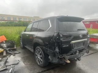 Lexus LX 570 VIN: JTJHY00WX04279138