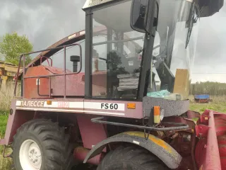 Кормоуборочный комбайн КСК-600, 2014 года выпуска, заводской номер 934, государственный регистрационный знак 3580вр33, масса 7780 кг. В комплекте жатка для трав КГС-0200000, заводской номер 995, масса 1700 кг, 2013 года выпуска, и подборщик КГС-0900000, заводской номер 777, масса 860 кг, 2014 года…