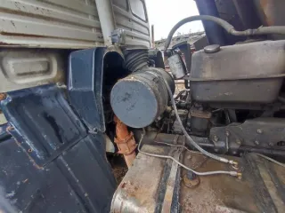 Грузовой самосвал Камаз 55111А, 1999 года выпуска, цвет – светло-серый, VIN XTC55111AX2106196, государственный номер К733УР29, коррозия, потертости и вмятины по всему кузову. На стоимость, сложившуюся по итогам аукциона, будет начислен НДС - 22%.