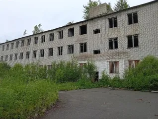 Казарма на 600 человек 3521.1 кв.м Хабаровский край Здание с кадастровым номером 27:08:0010618:193 площадь 3521.1 по адресу Хабаровский край, р-н. Имени Лазо, р.п. Переяславка,  ул. Авиаторов, д. 9 
Год ввода в эксплуатацию: 1979 
Количество подземных этажей : 0 
Вид ограничений и обременений: нет…