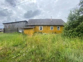 Дом 42,4 кв.м и земельные участки 1526 и 1072 кв.м, Новгородская область. Здание (Жилой дом), кадастровый номер 53:04:0000000:1295, Место нахождения: Новгородская область, д. Волот, ул. Победы, 45, площадь 42,4 кв.м., Земельный участок, кадастровый номер 53:04:0050303:58, Место нахождения…