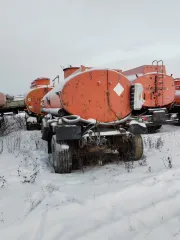 Нефаз 8602-10 2006 года выпуска. Полуприцеп-цистерна, цвет оранжевый. VIN: X1F86020060000746, государственный номер: АС269886, номер кузова: X1F86020060000746. Имущество в залоге. Согласно акту осмотра и фотографиям, имеет множественные сколы и местами коррозию.