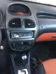Peugeot 206 2004 года, черный цвет. VIN: VF32DNFUR44142927, ПТС: 66TM 596839, госномер: Н278НУ96. Производство: Франция. Бензиновый двигатель 110 л.с. Максимальная масса 1677 кг, снаряженная масса 1177 кг.