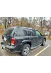 Шевроле Трейлблейзер 2005 года, черный. VIN: X4XDT13S050000611. Госномер: С107НУ750. Двигатель бензиновый, модель LL8, объем 4.2 л (4157 куб. см), мощность 273 л.с. Пробег 300000 км. Коробка передач — автоматическая (АКПП), привод полный. ПТС 77 НС 179007. Максимальная масса 2608 кг, снаряженная…