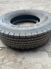 Запчасти для бензопилы и оборудование: гидроусилитель в сборе, трак гусеничный, электромотор, вал стальной соединительный. Металлическая крышка корпуса редуктора для цепной пилы серебристого цвета с техническими отверстиями и прорезями. Металлическое полотно для бензопилы продолговатой формы серого…