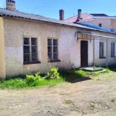 Земельный участок 569 кв.м с тремя зданиями, Новгородская область, г. Боровичи, ул. Дзержинского, 19. Земельный участок площадью 569,0 кв.м, кадастровый номер 53:22:002065211, с находящимися на нем объектами недвижимости – зданием площадью 209,3 кв.м (кадастровый номер 53:22:0020652:11), зданием…
