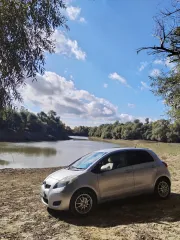 Toyota Vitz 2009, VIN/номер кузова: ksp905144337, год изготовления: 2009, государственный номер: В369КА01. Имущество обременено залогом - АО "ТБанк".