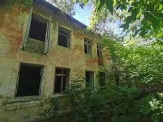 Земельный участок 794 кв.м и комбинат бытового обслуживания 410 кв.м, п. Зингейский, Челябинская область. Земельный участок общей площадью 794 кв.м, с кадастровым номером 74:11:0306001:990, с расположенным на нем нежилым зданием — комбинат бытового обслуживания общей площадью 410 кв.м, с…