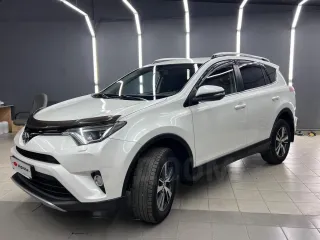 Toyota RAV4 2018 года, цвет Белый Перламутр. VIN: XW7RDREV20S037035, госномер Е352УК28. Модель двигателя 3ZR, бензиновый, номер C322783, мощность 146 л. с. / 107 кВт, объем 1987 куб. см. Кузов XW7RDREV20S037035, максимальная масса 1645 кг.
