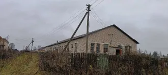 Нежилое здание (мастерские) 362,1 кв.м с земельным участком 2475 кв.м, Вологодская область, муниципальный округ Кирилловский, село Талицы, улица Чучина, д. 1, кадастровые номера: 35:05:0403017:974 и 35:05:0403017:11.