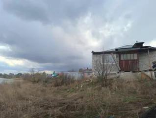Жилой дом, площадь 71,5 кв.м., назначение: жилое, количество этажей: 1, кадастровый номер: 54:13:010808:193 на земельном участке, площадь 1479 кв.м., кадастровый номер: 54:13:010808:39. Местонахождение: Новосибирская область, Краснозерский район, рабочий поселок Краснозерское, площадь Кирова, дом…