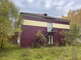 Административное здание 992,2 кв. м, право аренды участка 3559 кв. м, Республика Хакасия. Административное здание, общежитие на 48 мест, назначение: нежилое помещение, 3-х этажное, общей площадью 992,2 кв. м, адрес (местонахождение) объекта: Республика Хакасия, г. Саяногорск, пгт. Майна…