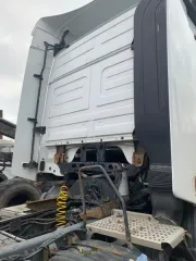 Mercedes-Benz Actros 1844LS 2013 года, VIN Z9M9340335G816313, цвет белый RAL 9010. АТС после ДТП, повреждения передней части автомобиля, отсутствует бампер передний, повреждены оба подкрылка, повреждение левого переднего зеркала, рабочее состояние не проверялось. Расположен по адресу: пгт…