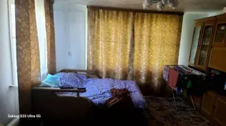 Дома 60,5 кв.м и участки 1026 кв.м, Новосибирская область, Колыванский р-н, р.п. Колывань, ул. Кирова, д. 83. Земельный участок площадью 1 026 м2, с кадастровым номером 54:10:010109:141, с двухэтажным жилым домом площадью 60,5 м2, с кадастровым номером 54:10:010109:737. Залог в пользу ПАО…