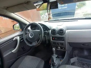 Dacia Sandero 2009 года, серебристый, VIN: UU1BSDBNH41395213, ПТС: 35УВ 928060, госномер: Е596ТС35, мощность 75 л.с. (55 кВт), объем двигателя 1149 см³, бензиновый двигатель.