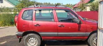 Chevrolet Niva 2008 года выпуска, модель 212300. VIN: X9L21230080249645. Двигатель: 2123 0261285, бензиновый, мощность 79.6 л.с. Цвет: ярко-красный металлик. Состояние удовлетворительное: повреждена левая задняя дверь, не работает кондиционер, имеются сколы и ржавчина.