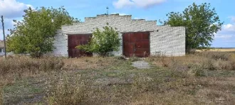 Здание тракторного бокса Здание тракторного бокса площадью 1009,3 кв.м, кадастровый номер 73:07:070804:672, расположенное по адресу: Ульяновская область, Майнский район, с.Загоскино, ул.Колхозная, расположенное на земельном участке с кадастровым номером 73:07:070804:710, площадью 1209 кв.м…