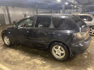 Автомобиль марки MAZDA модель 3, 2006 г.в. VIN номер JMZBK14Z271506341. Является предметом залога по требованиям ПАО «Совкомбанк». Разбита левая противотуманная фара, трещина на лобовом стекле, коррозия по правой стороне нижней части дверей, стучит правая задняя стойка.