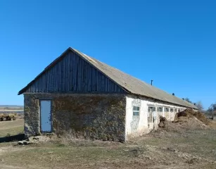 Здание кад. № 26:09:020901:8, пл. 1488.60 кв. м. по адресу СК, Туркменский район, с. Камбулат, МТФ №2.