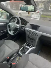 Opel Astra 2011 года, 116 л.с. VIN: XWF0AHL08B0008963, цвет черный, регистрационный номер С603СЕ96. Имеются потертости и царапины на лакокрасочном покрытии. Требуется химчистка салона.