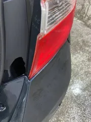 Toyota Camry, 2013 года, 181 лс, 265400 км, АКПП. Автомобиль марки TOYOTA, модель CAMRY, год выпуска 2013, идентификационный номер (VIN): XW7BF4FK10S031357. Состояние автомобиля: Есть трещина в передней правой фары, бампер задний сломан, небольшая вмятина на багажнике, акпп требует ремонта.