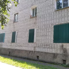 нежилое помещение на 1-ом этаже жилого дома, расположенного по адресу: г. Зея, мкр. Солнечный, 3А год постройки -1991; общая площадь – 420,9 кв.м., число этажей -1;  стены – кирпичные; перекрытия – из сборных ж/б плит; полы – бетонные, электроснабжение, отопление, водоснабжение, водоотведение –…