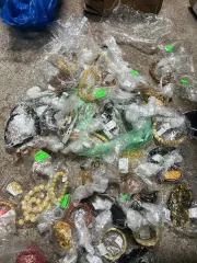 Годные остатки товаров народного потребления согласно приложению. Проверка исправности имущества не проводилась. Товаросопроводительные документы не передавались. Погрузка и транспортировка имущества с места хранения осуществляется покупателем его силами и за его счет. Имущество продается в том…