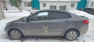 Kia Rio 2014 года, цвет темно-серый. VIN: Z94CB41BAFR268598, ПТС: 78 ОК 524201, госномер: М719ВН186. Произведен в России. Двигатель: модель G4FC, номер EW616334, мощность 123 л.с. (90.4 кВт), объем 1591 см³. Номер кузова: Z94CB41BAFR268598. Экологический класс 4. Разрешенная максимальная масса 1565…