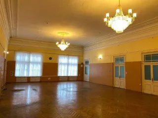 Административное здание 713,7 кв.м, хозблок, участок 4385 кв.м, г. Переславль-Залесский, Ярославская область, расположенное по адресу: Ярославская область, г. Переславль-Залесский, ул. Советская, д. 22, с земельным участком в составе: Административное здание, в т.ч. подвал, КН 76:18:010211:50…
