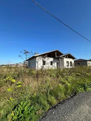 Земельный участок 1200 кв.м с домом, Ленинградская область. Кадастровый номер участка: 47:26:0108001:2151, вид разрешенного использования: для индивидуального жилищного строительства. Местоположение: Ленинградская область, Тосненский район, дер. Федоровское, ул. 1-я Заречная, д. 35. На участке…