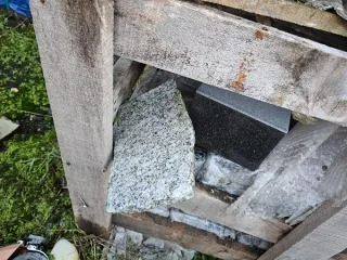 Бетонит (порошкообразное вещество серого цвета) – 1014,7 кг. Спортивные маты материал EVA желтого цвета 1 уп/20 шт. Изделия из натурального природного камня – 18 шт. Образцы плитки керамической – 4 шт.