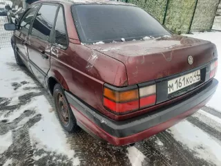 Автомобиль Volkswagen Passat, 1991 г.в., г/н М161КО44, VIN WVWZZZ31ZME090582 (Реализация по прямому назначению). Цвет красный, глубокая коррозия металла, в том числе и сквозная , в области колесных арок, порогов, понизу всех дверей, на двери багажника, на заднем левом крыле (в области задней левой…