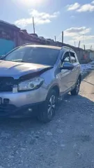 Nissan Qashqai, 2012 года, 141 лс, 224000 км, полный привод, АКПП, VIN: SJNFBNJ10U2471692, требуется ремонт (трещины на лобовом стекле, помят капот, бампер, сломаны передние фары).