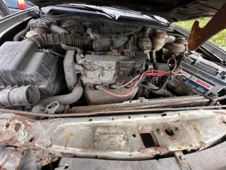 Daewoo Nexia 2002 года, годные остатки. VIN: ULV3L31UD2A133746. Передняя часть кузова имеет многочисленные повреждения: деформация переднего лонжерона; отсутствует передний бампер; вмятины на крышке капота, переднем правом крыле, переднем левом крыле; разбита передняя правая фара; оторвано зеркало…